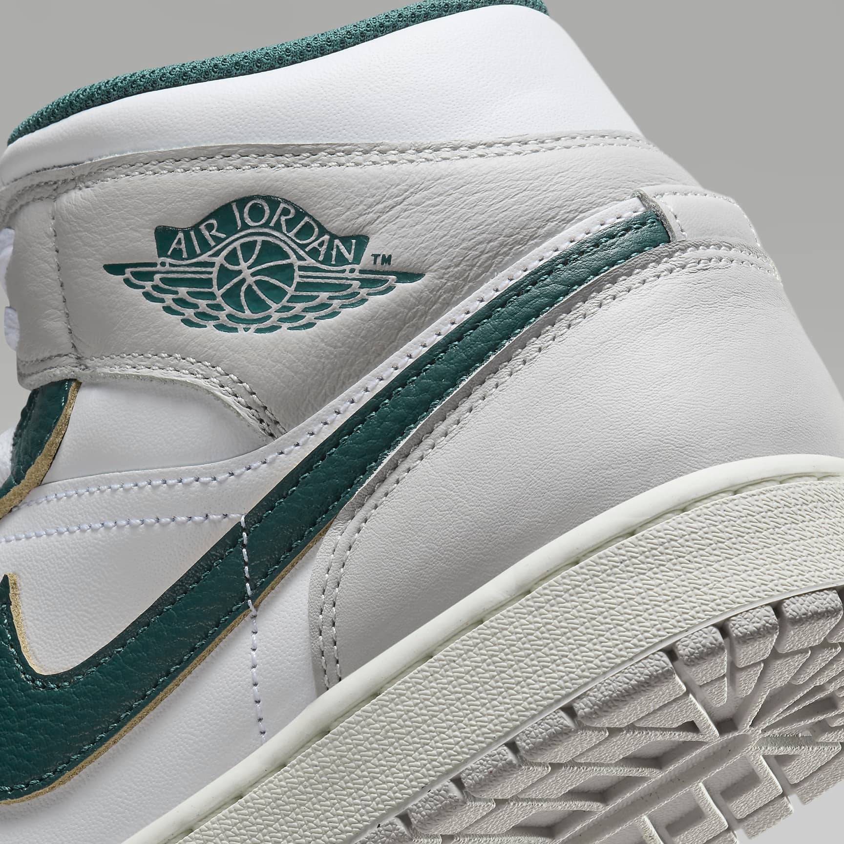 Air Jordan 1 Mid SE