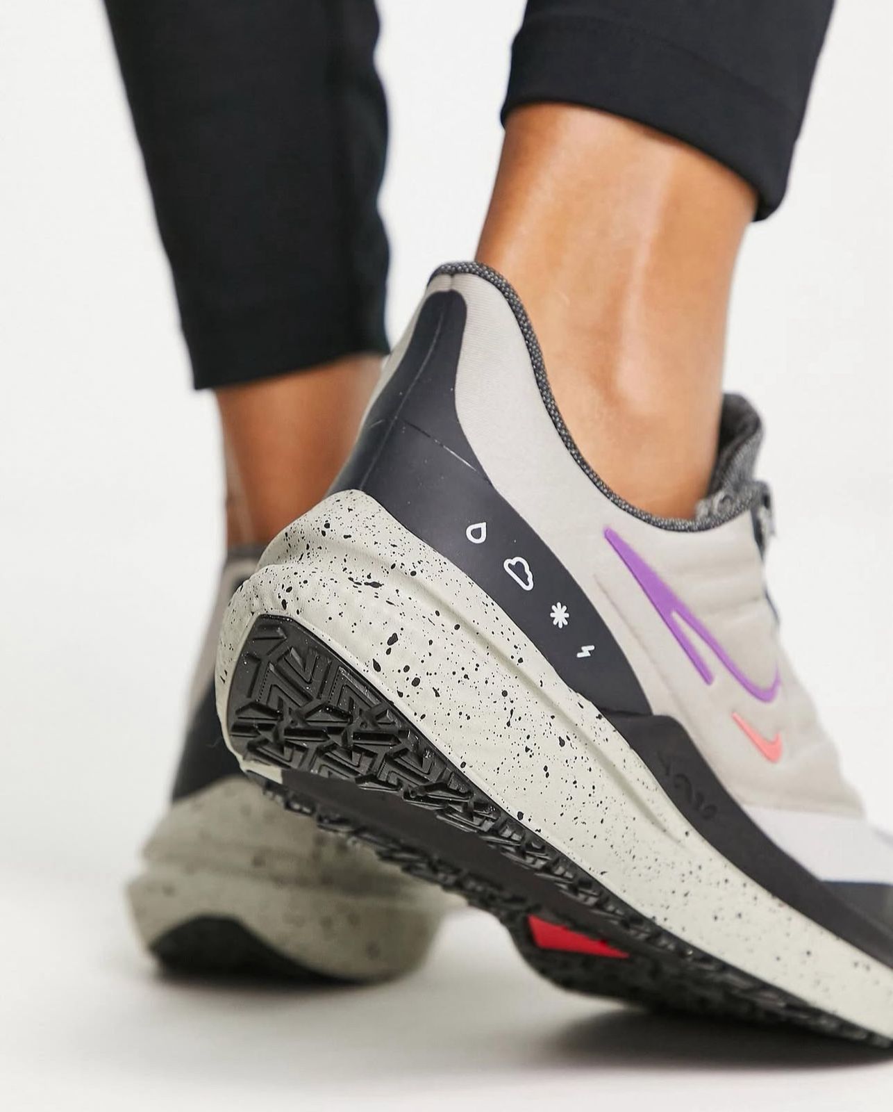 NIKE Air Winflo Shield